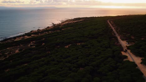 Drohnenaufnahme-Des-Sonnenuntergangs-über-Tarifa,-Spaniens-Beliebter-Küste