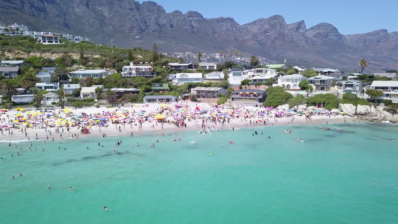 위에는 하늘이, 아래에는 모래가, 안에는 평화가