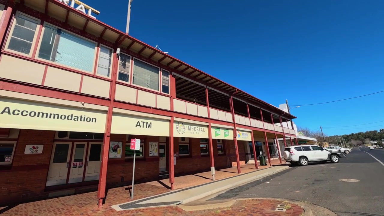 Plano panorâmico amplo da arquitetura histórica de uma cidade do interior e uma rua vazia em Coonabarabran, Austrália