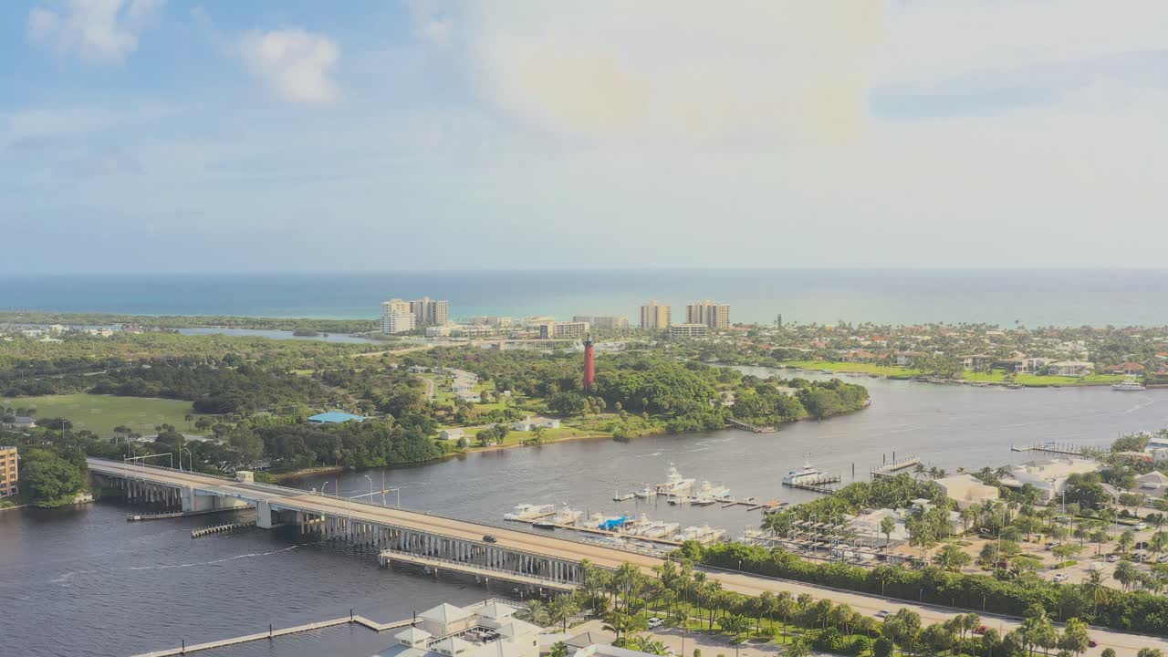 주피터 인 플로리다 등대, 마리나, 다리 및 해안선의 공중 사진