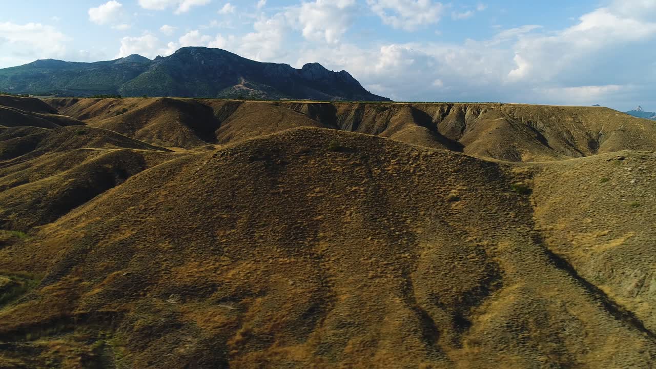 Una vista aerea di un paesaggio montuoso