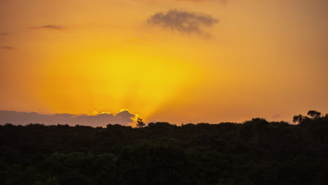 Der-Morgen-Ist-Angebrochen-Mit-Einem-Magischen-Schein-Orangefarbener-Sonnenstrahlen-Und-Der-Silhouette-Einer-Landschaft-Im-Zeitraffer-über-Lettland