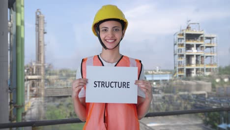 trabajadora de la construcción india feliz sosteniendo un estandarte de la estructura