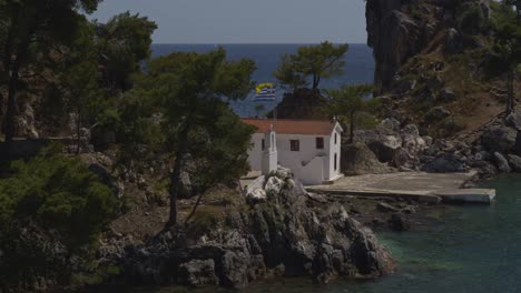 Antena---Iglesia-Ortodoxa-En-Parga,-Grecia---Filmada-En-Dji-Inspire-2-X7-50-Mm-Raw