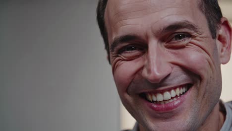 momento pacífico del hombre despertando, abriendo gradualmente los ojos y rompiendo en una sonrisa cálida y genuina que irradia felicidad interior y satisfacción
