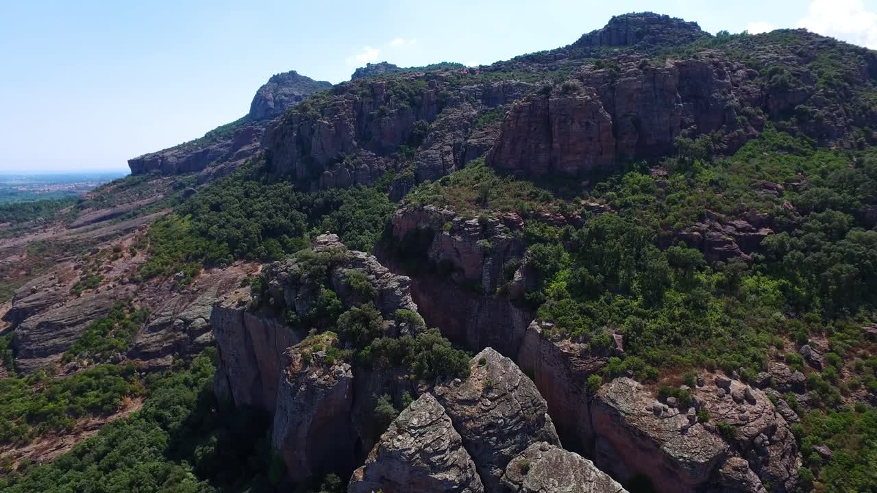 vista aérea del paisaje de la montaña y el cañón de cannes en la soleada mañana de verano