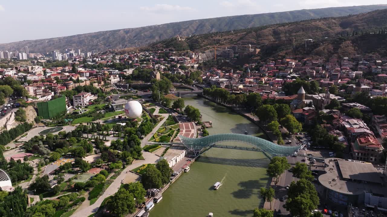 Letecký záběr odhaluje park Rike, Most míru. Centrum Tbilisi, Gruzie.