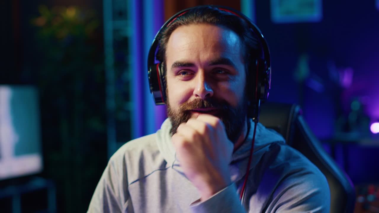 de cerca en el juego de transmisión de jugadores profesionales en un estudio iluminado con neón