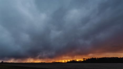 Hermosas-Nubes-Tormentosas-Moviéndose-Hacia-La-Cámara