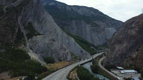strada di montagna attraverso una valle