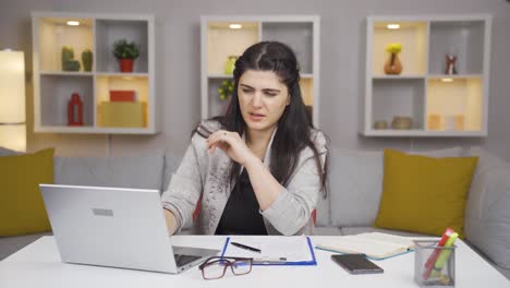 Home-Office-Mitarbeiterin-Weigert-Sich-Und-Akzeptiert-Nicht.