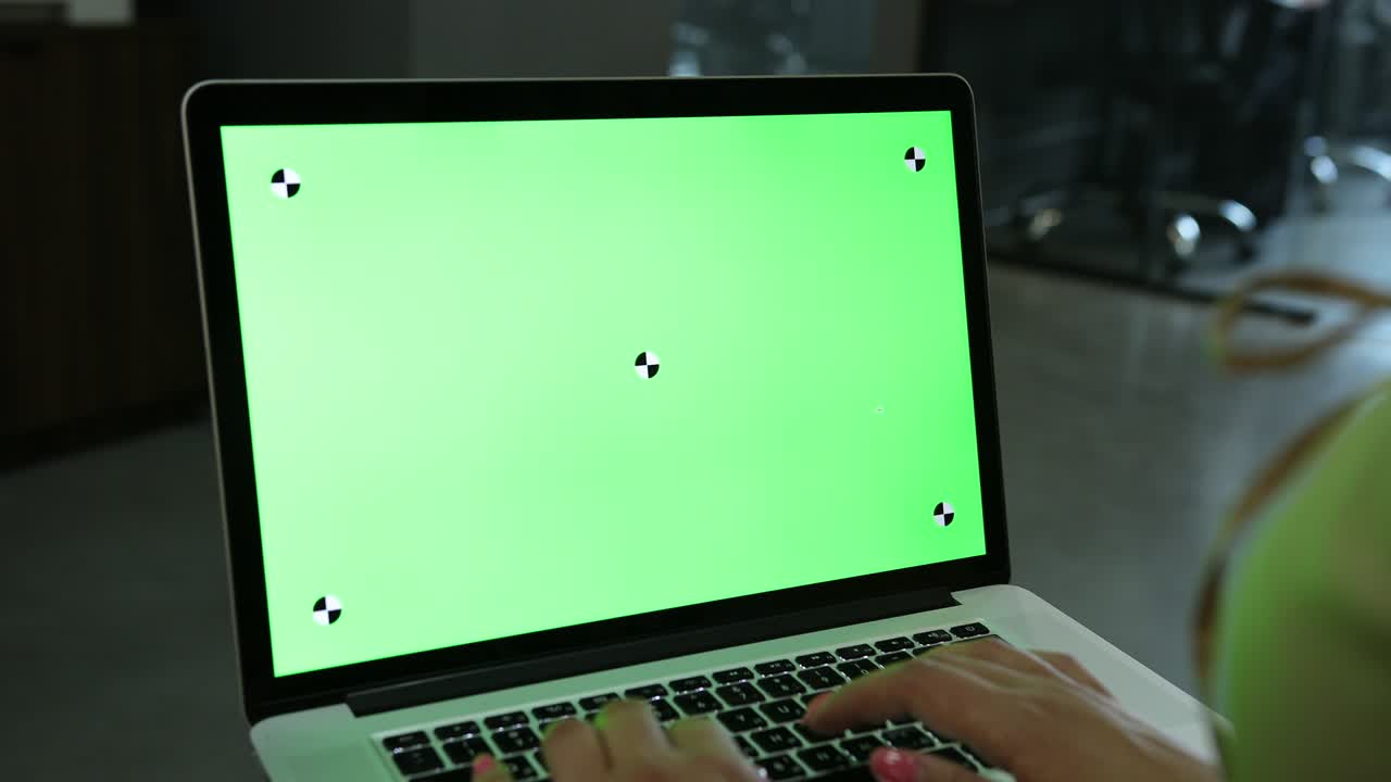 plantilla de portátil con pantalla transparente blanca, pantalla en blanco de la computadora aislada