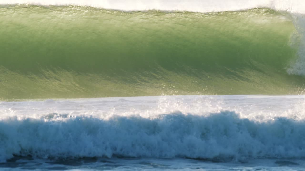 vista de las olas en la costa