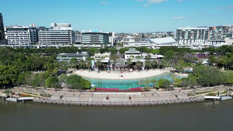 imágenes aéreas de south bank, sur de brisbane, tomadas a mediodía, con la playa south bank, los parques y el río brisbane