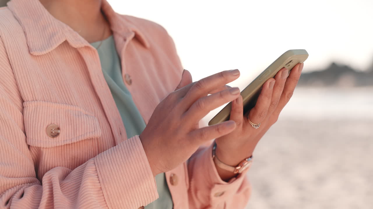 Sorriso, telefono e donna in spiaggia al tramonto
