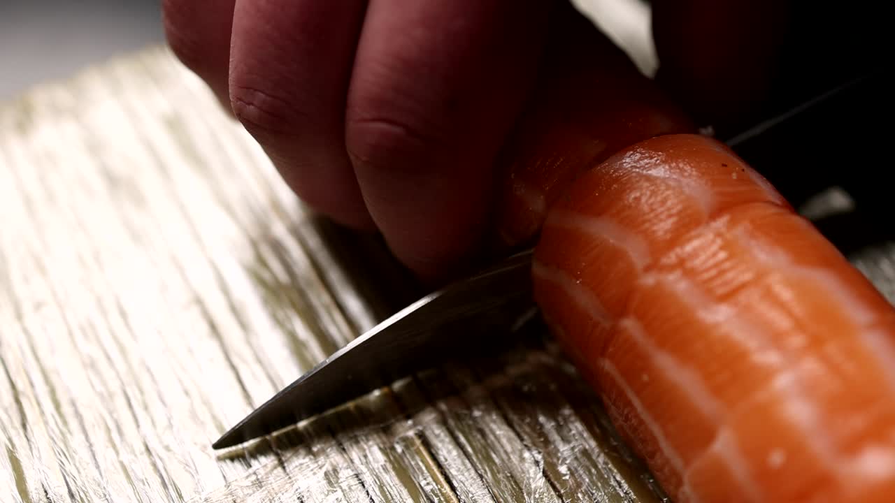 el chef está preparando sushi de salmón.