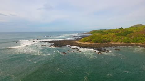 Agua-Azul-Del-Océano-Frente-A-La-Costa-Del-Hermoso-Paraíso-Virgen-De-Punta-Piedra-En-Costa-Rica