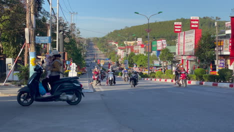 ajetreado tráfico callejero en vietnam durante el día con personas conduciendo ciclomotores, automóviles y camiones