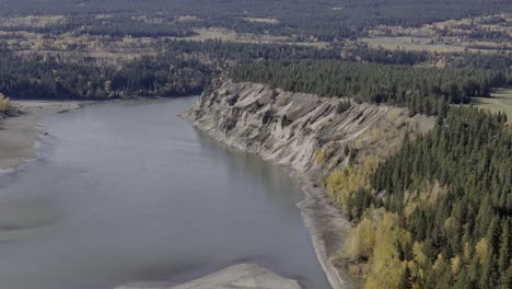 Vistas-Aéreas-Del-Otoño-De-Cariboo-A-Lo-Largo-Del-Río-Fraser-Con-Bancos-De-Arena-Y-Bosques-Frondosos