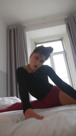 mujer estirándose en la cama