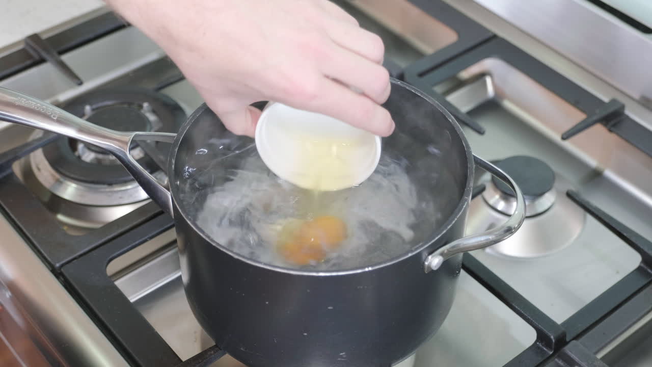 Preparare uova in camicia al mattino per colazione