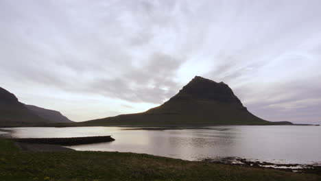 Berg-Mitten-Im-Wasser,-Halbinsel-Snaefellsnes,-Island,-Weitschuss