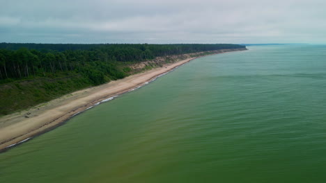 Luftaufnahme-über-Der-Ostsee-Mit-Blick-Auf-Die-Klippen-Von-Jurkalne