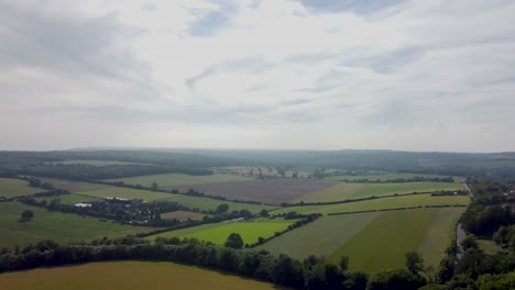 volando sobre las colinas de chartham con un dron de 4k