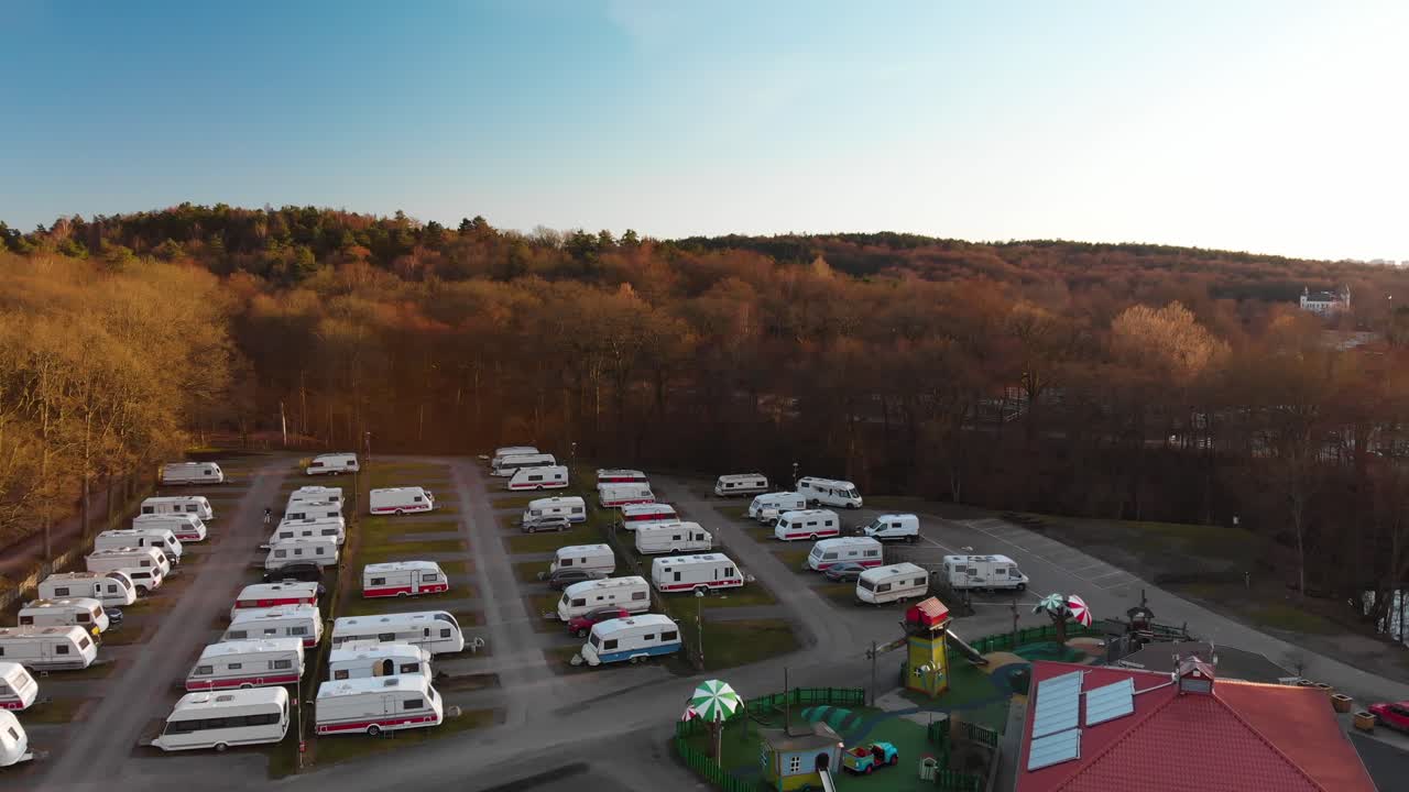orgryte, gothenburg, sweden에 위치한 lisebergsbyn 캠핑을 통한 4k 드론 영상