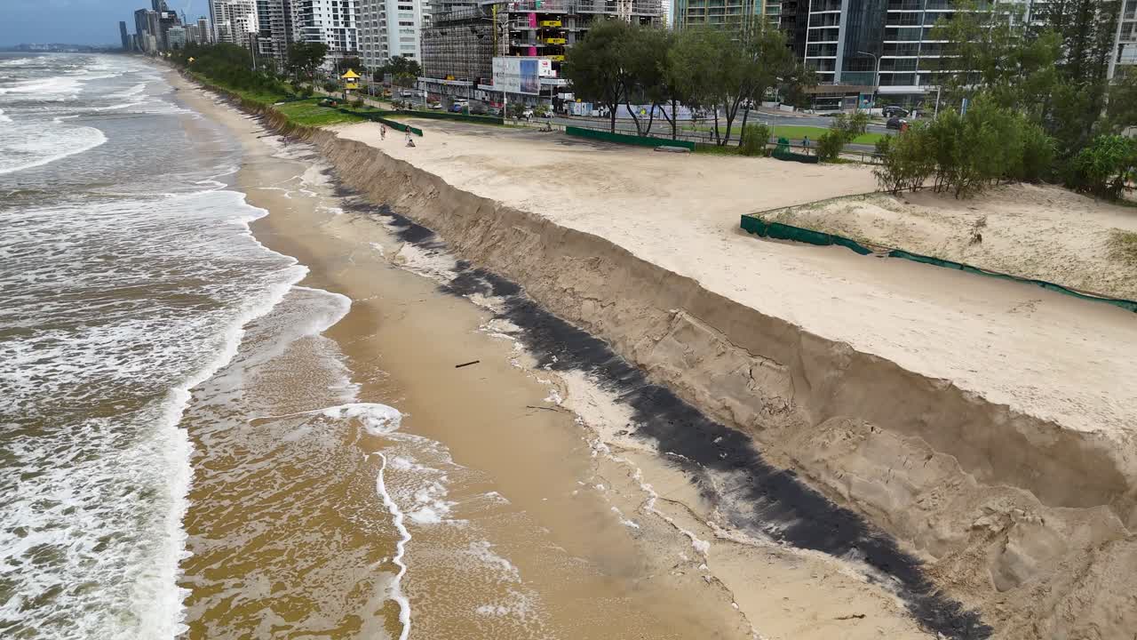 Imágenes de dron capturan la severa erosión costera a lo largo de Gold Coast, Australia, destacando el impacto ambiental y la proximidad urbana.
