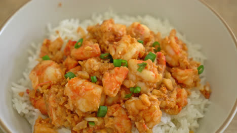 stir-fried shrimps with garlic and shrimps paste rice bowl