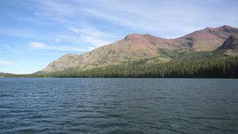 Zwei-Medizinsee-Im-Glacier-National-Park,-Vom-Boot-Aus-Gesehen,-Pfanne