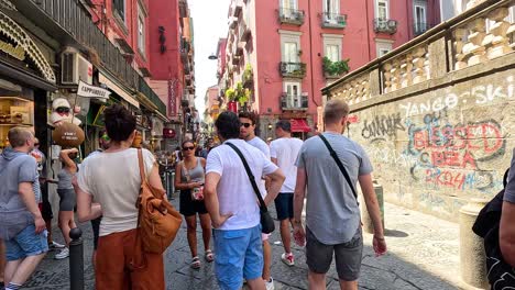 turistas recorriendo el mercado callejero de nápoles, italia