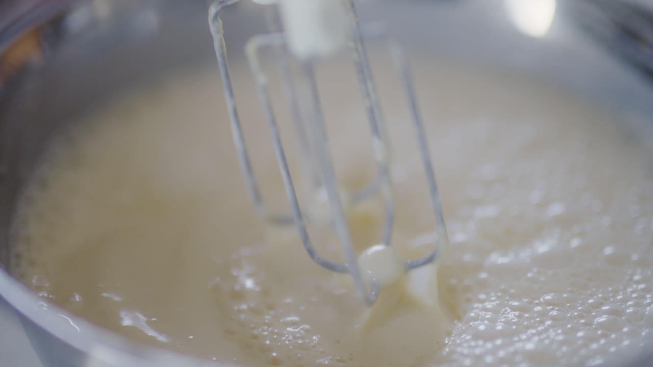 부에서 작업을 마친 후 서를 내려놓는 여자