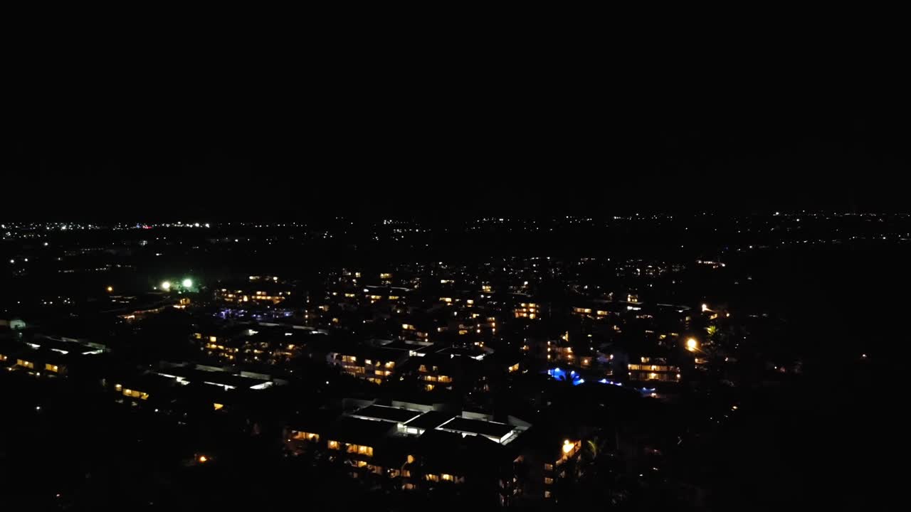 도미니카 공화국에 있는 리조트의 야간 드론 샷