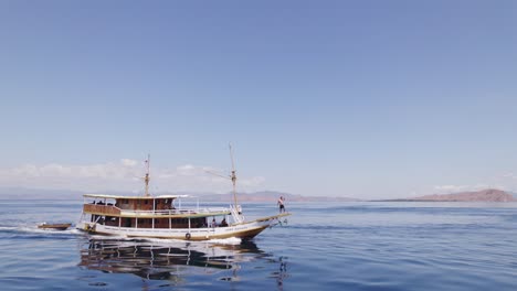 Cara-Komodo-Island-Group-Hopping-Tour-En-Barco-Con-Turistas-Navegando-En-El-Mar---Antena-En-órbita