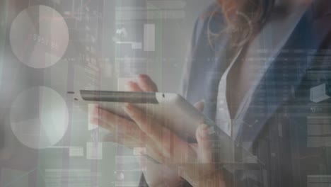 animación de gráficos y tablero de negociación, mujer de negocios caucásica navegando en una tableta digital en la oficina