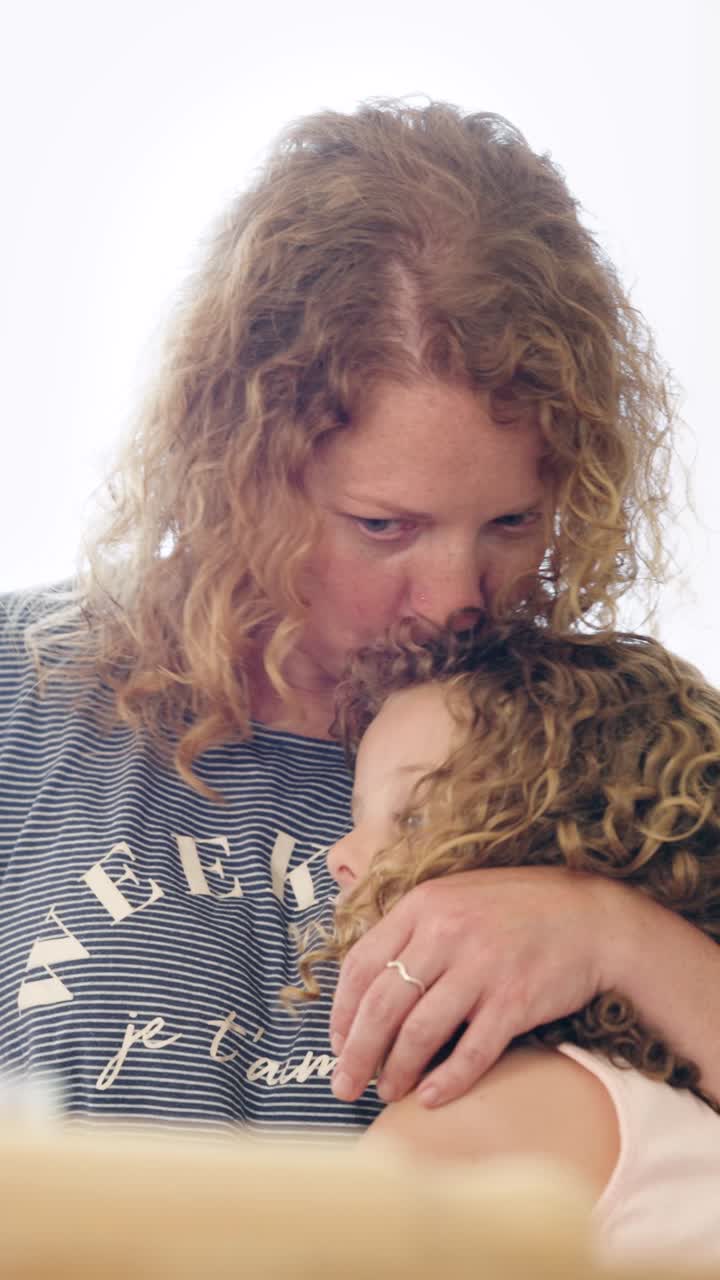 Affettuoso momento tra madre e figlia