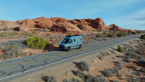 Furgoneta-Conduciendo-Por-La-Carretera-Que-Bordea-El-Parque-Nacional-Arches-En-Utah,-Estados-Unidos