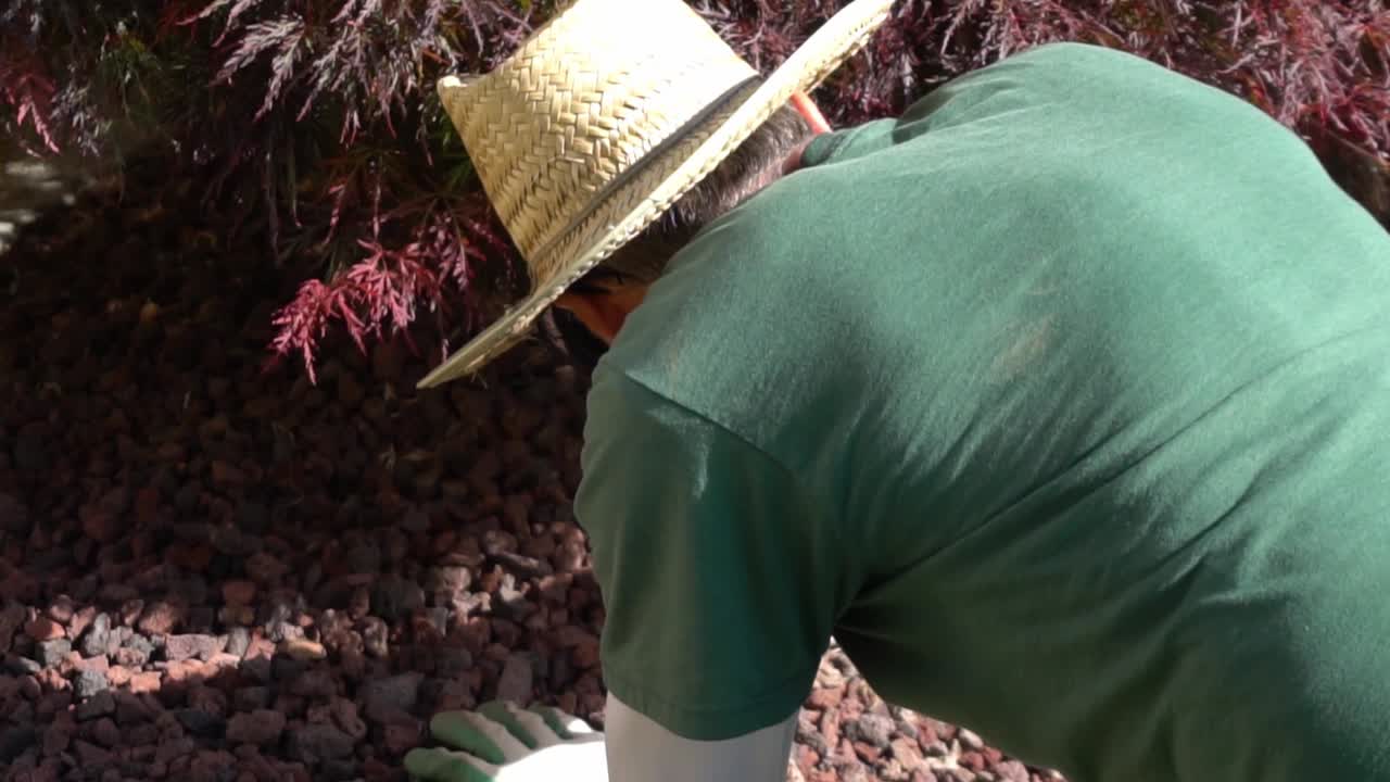 조경가 들 이 똑같은 것 을 확인 하기 위해 바위 를  ⁇ 고 있다