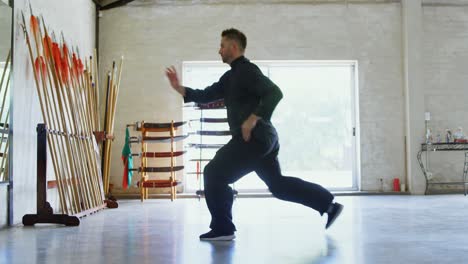 un luchador de kung fu practicando artes marciales en 4k