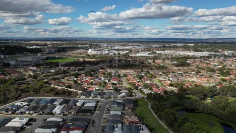 Vista-Panorámica-Aérea-Que-Muestra-El-Barrio-Suburbano-De-La-Ciudad-De-Perth-Durante-El-Día-Nublado,-Australia---Autopista-Y-Fábrica-Industrial-En-Segundo-Plano