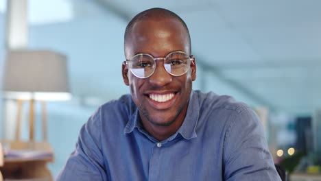 Cara-De-Un-Hombre-Negro-Feliz-En-La-Oficina-Trabajando