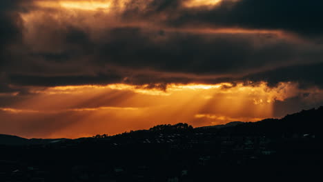 Atemberaubende-Zeitrafferaufnahme-Von-Goldenen-Sonnenstrahlen,-Die-Durch-Die-Wolken-Erscheinen