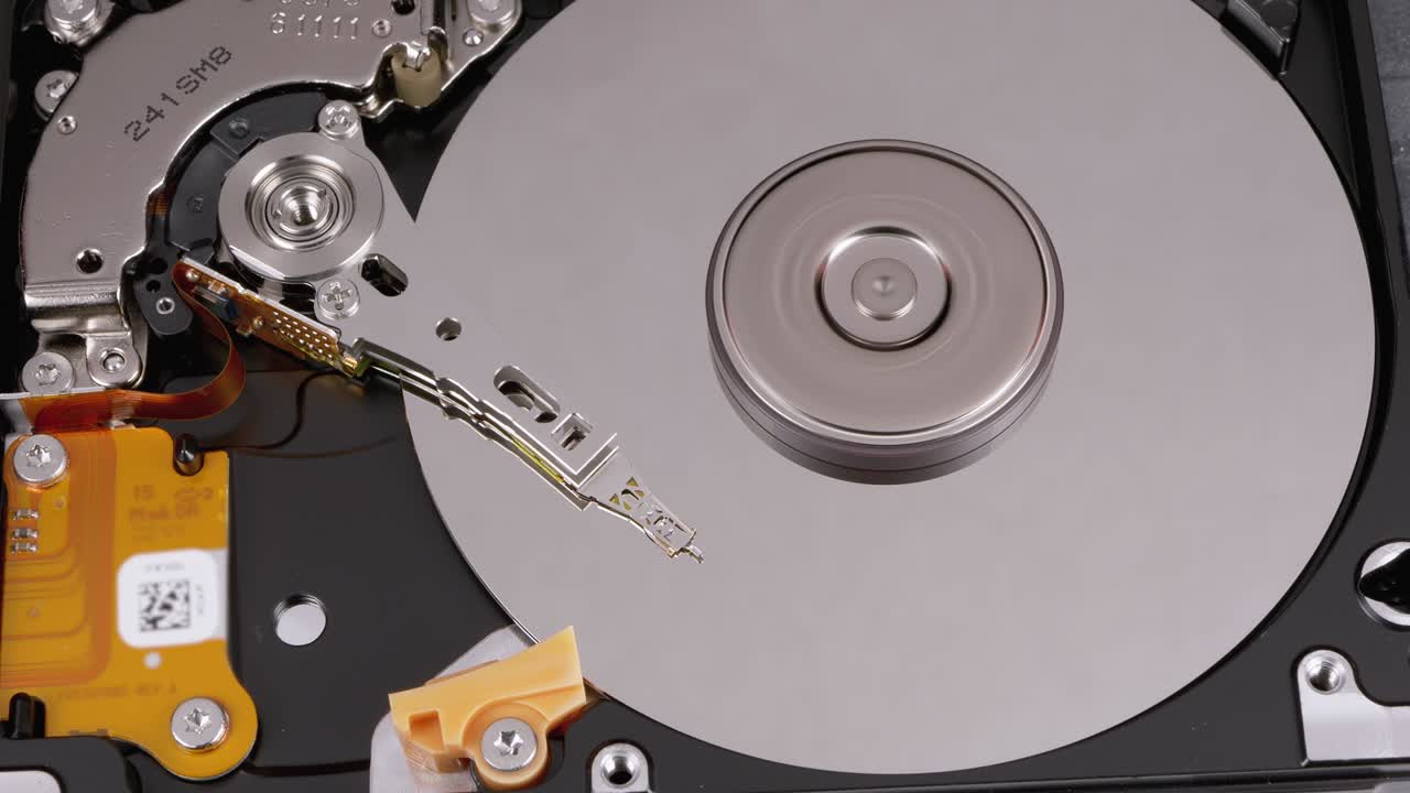 unidad de disco duro abierta con plato giratorio. movimiento de escritura cabeza magnética