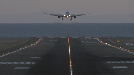 avión de pasajeros aterrizando en el aeropuerto de la ciudad costera
