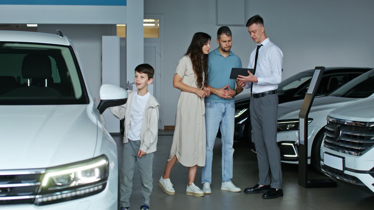 experiencia familiar de compras de automóviles en la sala de exposiciones