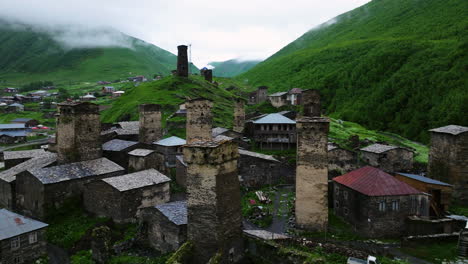 arquitectura típica en el pueblo de montaña de ushguli durante la temporada de lluvias en svaneti, georgia.