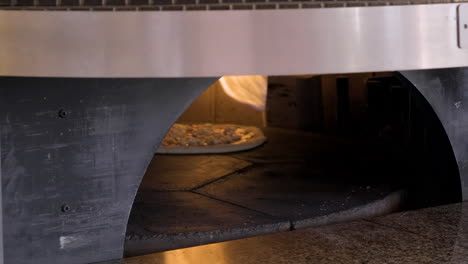 primer plano de pizza italiana con queso horneado en el horno