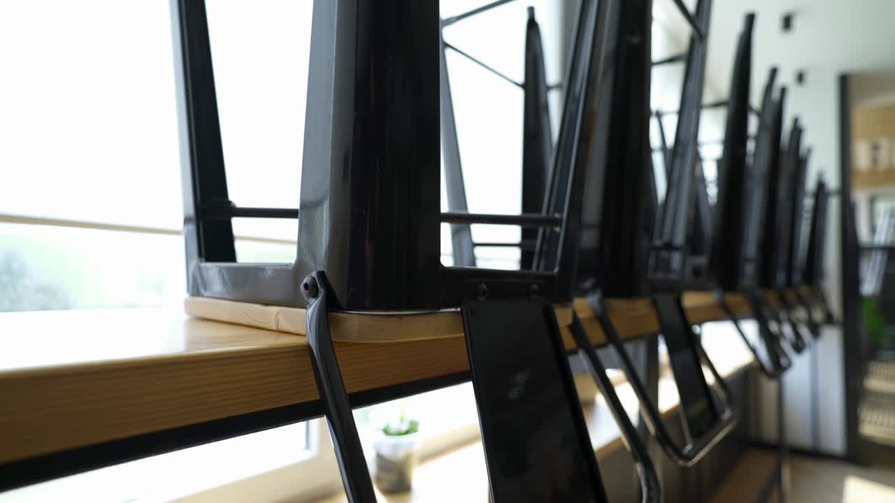 un café vacío sin clientes, una crisis global, la bancarrota de las empresas.